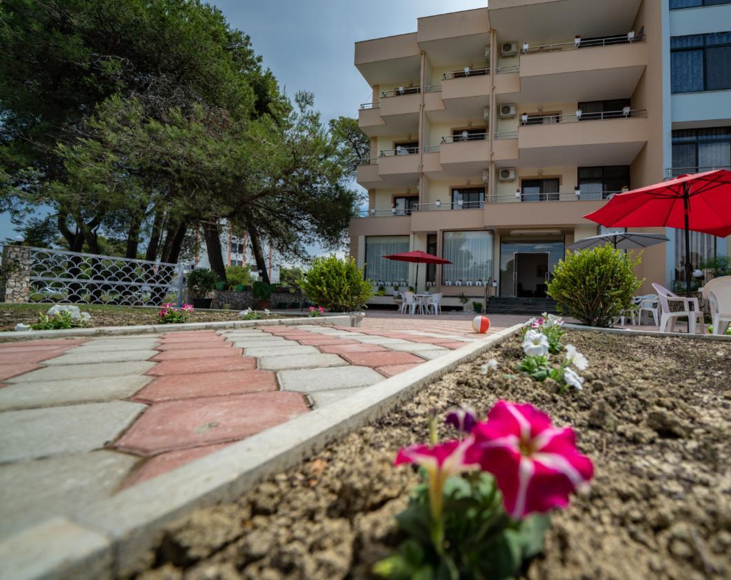Hotel Villa Aljor Golem  Buitenkant foto